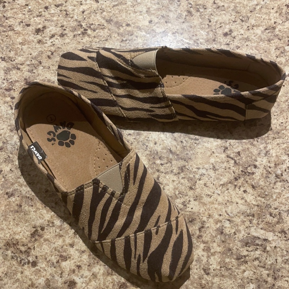 DAWGS, NWT SLIP ONS